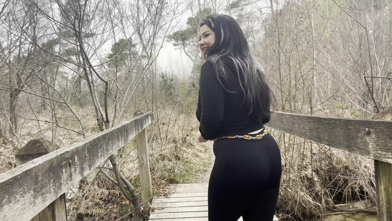 Ariana Faye: Ficken in der Öffentlichkeit wurde fast erwischt