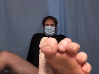 Adam Castle Solo: Un infirmière fait un footjob à un patient