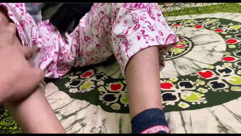 Kaleonjoybd: Desi Bhabhi galen för hårt knull när hennes man inte är...