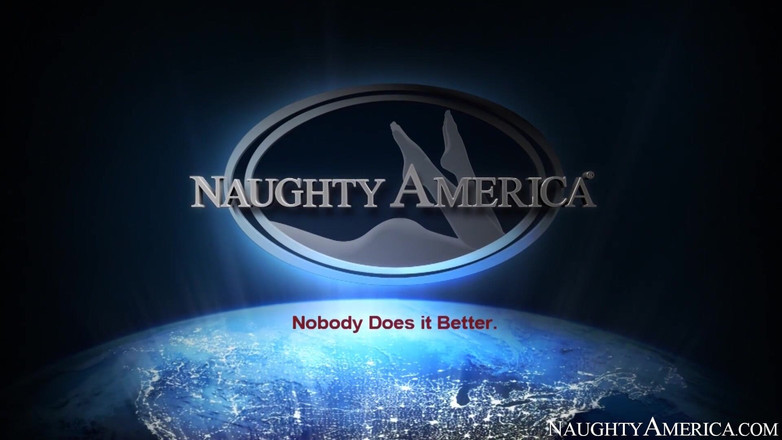 Naughty America: Alison Tyler neukt in de stoel met haar tatoeages