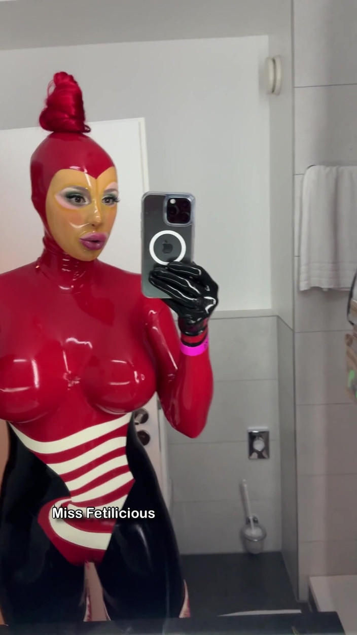 Miss_Fetilicious: Ready to Walk My Pet