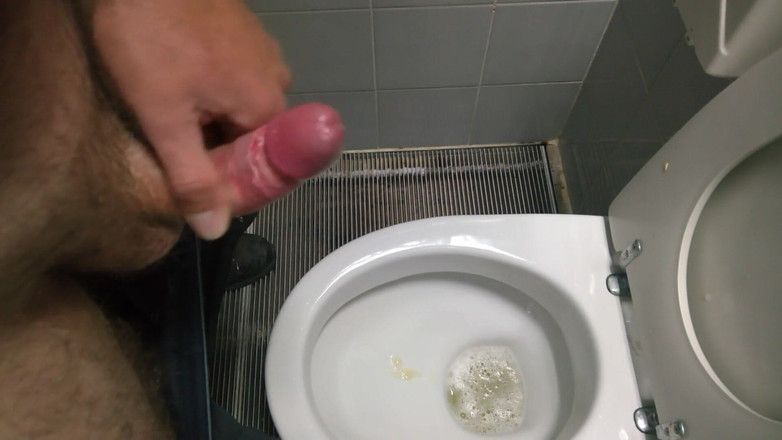 Cicci77: cicci77和佩德罗在高速公路公共厕所撒尿和射精！！