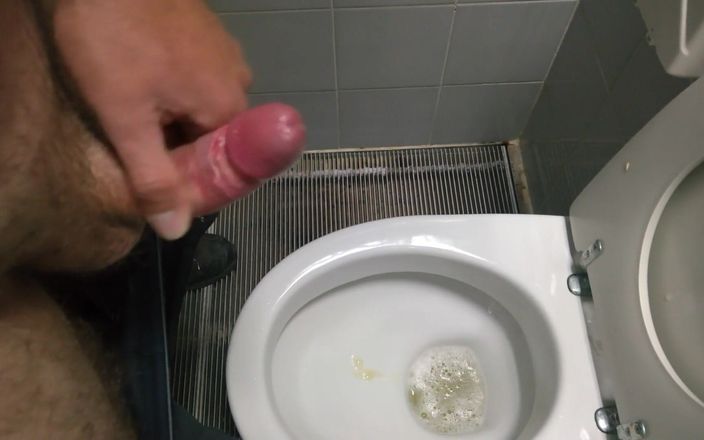 Cicci77 cum for you: Моча и сперма в общественном туалете на шоссе с Cicci77 и Педро!!