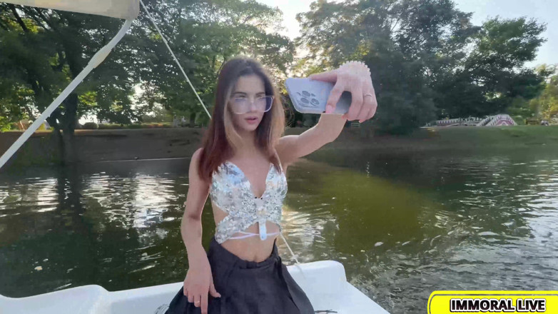 Immoral Live: POV - เย็ดหมู่สี่คนหลังขี่เรือกับ Mia Mi และ Megan Murkowski