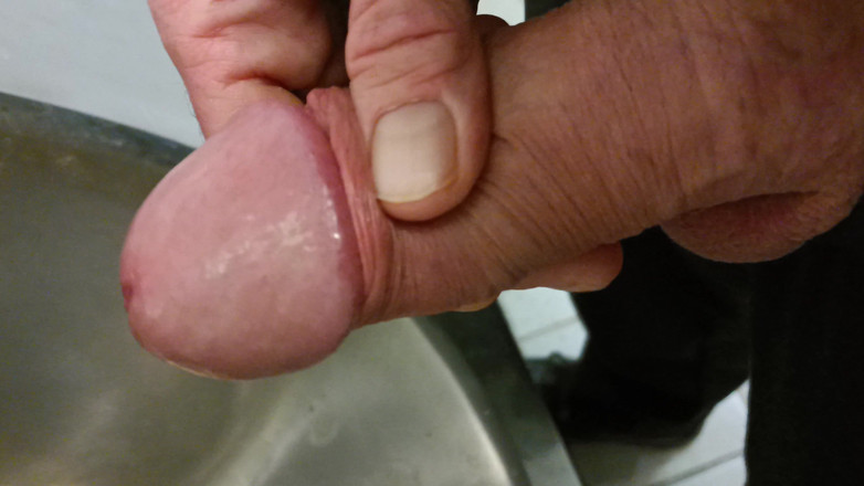 Rockardglans: 小便器での2つの負荷が屋外での巨根のオナニーと絶頂をクローズアップします