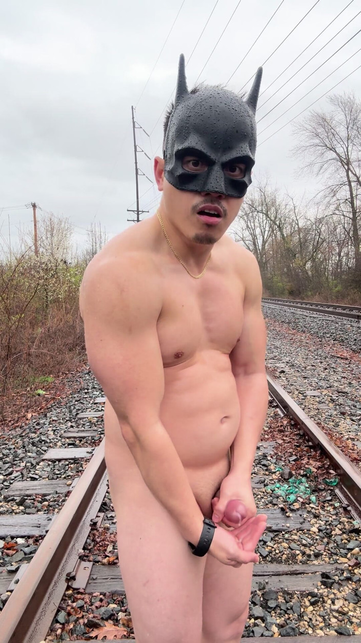 Barenakedmuscles: Regengetränkter asiatischer muskelgöttin in Jockstrap hüpft pecs, zeigt v-taper &amp;isst seine...