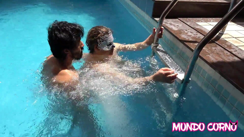 Mundo Corno: Married mature playing with a brand new at the motel