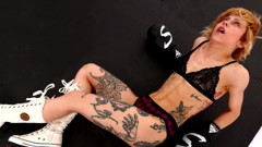 Defeated Sex Fight: Stella & poison - ateşli büyük zenci kız ve seksi dövmeli piliç...