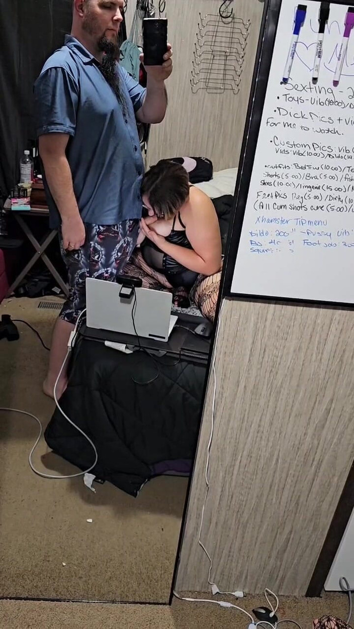 Funhousewife69: Yatak odasında yürüdü ve bana yarağını emdirdi