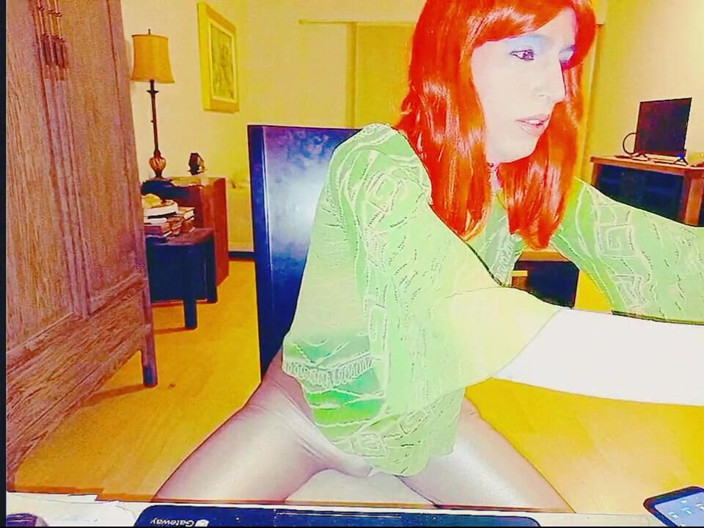 Tammy sissy slave: Tammysissy ช่วยตัวเองและเล่นกับฉี่ของเธอ