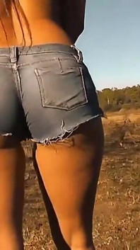 Cewek semok latina lagi bugil di luar ruangan di argentina