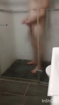 シャワーを浴びて、私の玉を剃った後に絶頂