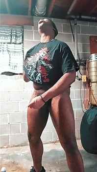 Seksi sporcu gamer yan odada arkadaşlarıyla dev yarağı okşuyor