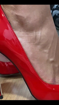 Exibicionismus baumelt mit sexy roten stilettos