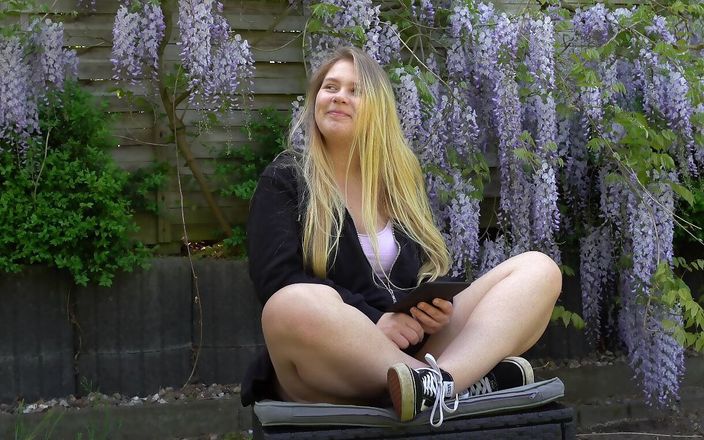Maja Meer: सेक्स बुक पढ़ने के बाद बगीचे में जोरदार चुदाई!
