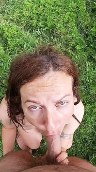 Bláznivá sání čůráka dostala vodu na hlavu a sperma do pusy