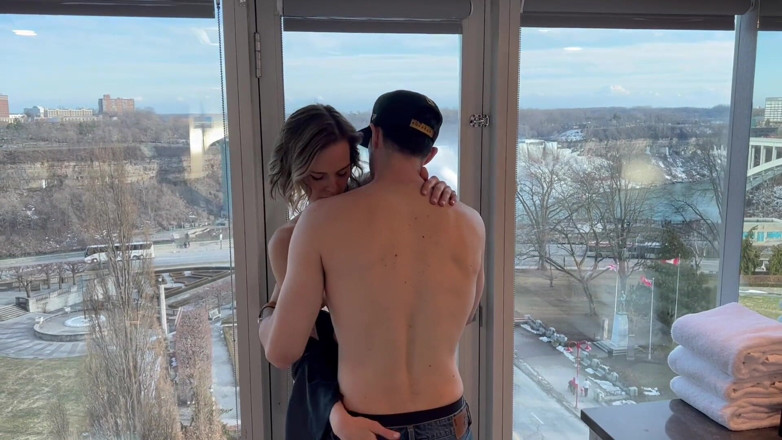 Serenity Cox: Żona pieprzy dwóch facetów w oknie hotelu, zanim dostanie creampie...