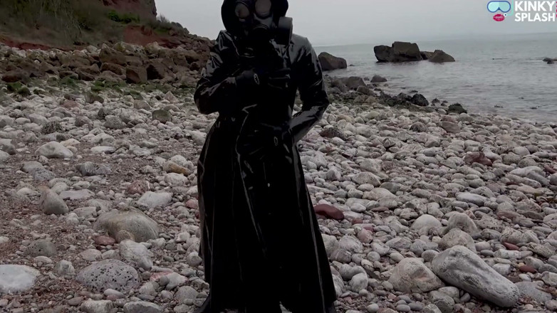 UKCuteGirl Lucy Lauren: Gas Mask Goddess - rabar vetsoot aur pivisi maik bich chher-chhaar