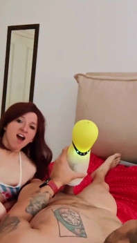Ma belle-mère habillée en poupée me fait jouir avec son jouet