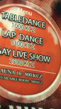 Sexo público a pelo en un stripclub