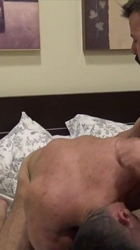 性感的成熟男孩在床上被生性交