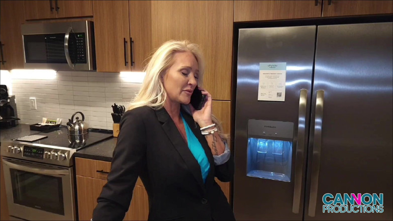 Cannon Productions: Sexy hete milf makelaar Alexis Malone verleidt klant met een...