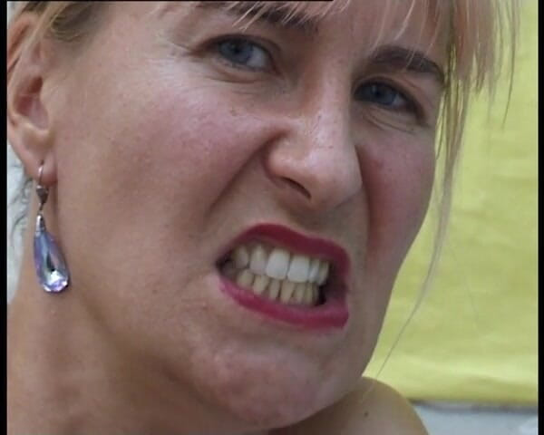 YOUR FIRST PORN: So Masturbiert Eine Reife Frau - This Is How a Mature...