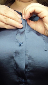 Große hüpfende möpse in blauer Satinbluse, titten necken