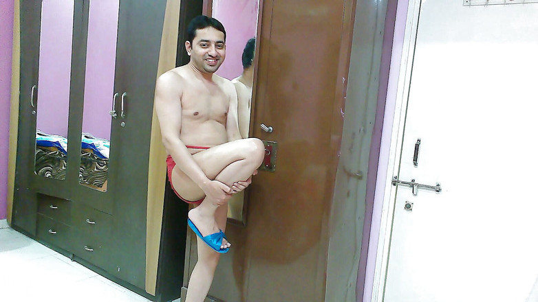 Cute & Nude Crossdresser: Travestit efeminat sexy Femboy Sweet Lollipop într-o cămașă, chiloți și șlapi.