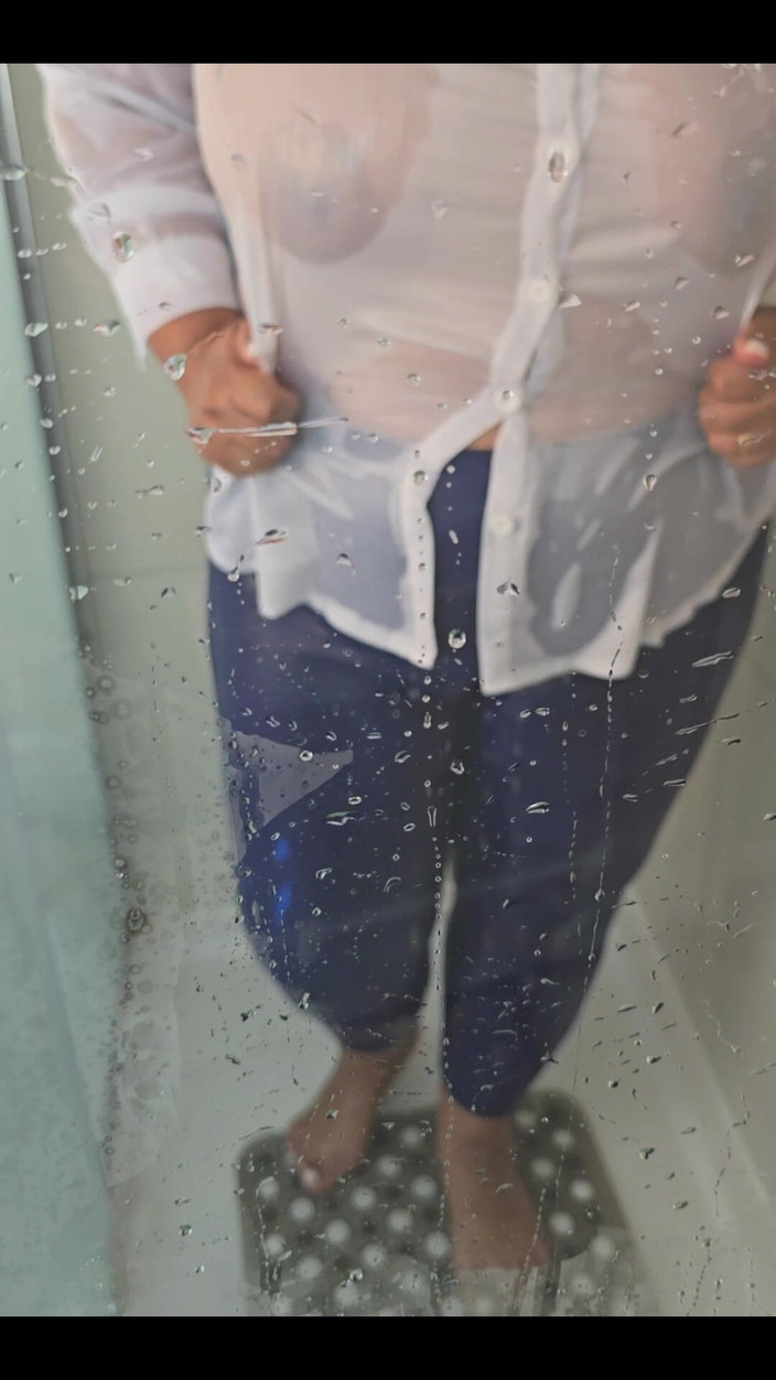 Slutty Ms B: 白色缎面衬衫淋浴