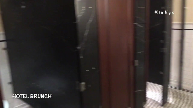 MiaNyx: Kompilasi kencing di toilet basah