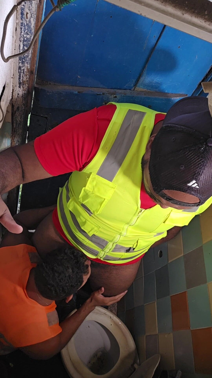 TheBlacKHunterr: Badrum för firman Dois Peões Pegando