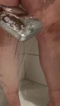 Grandota meando en el cuarto de baño