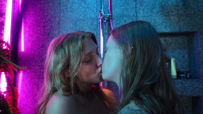 Mashayang: 2 lesbiene excitate se distrează la duș