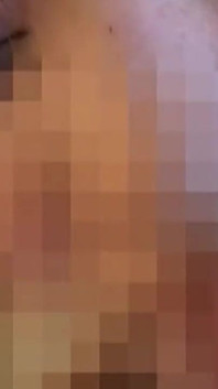 Une jeune femme mariée enveloppée étroite et taquinée par son amant