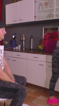 Atemberaubendes blondes schätzchen bekommt ihre muschi hart zertrümmert