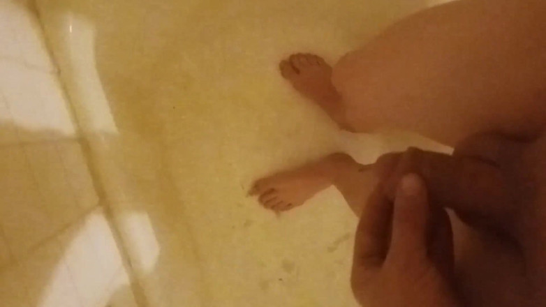 LilTaste: Nackt gehen und barfuß auf meine Füße pinkeln, in einer...