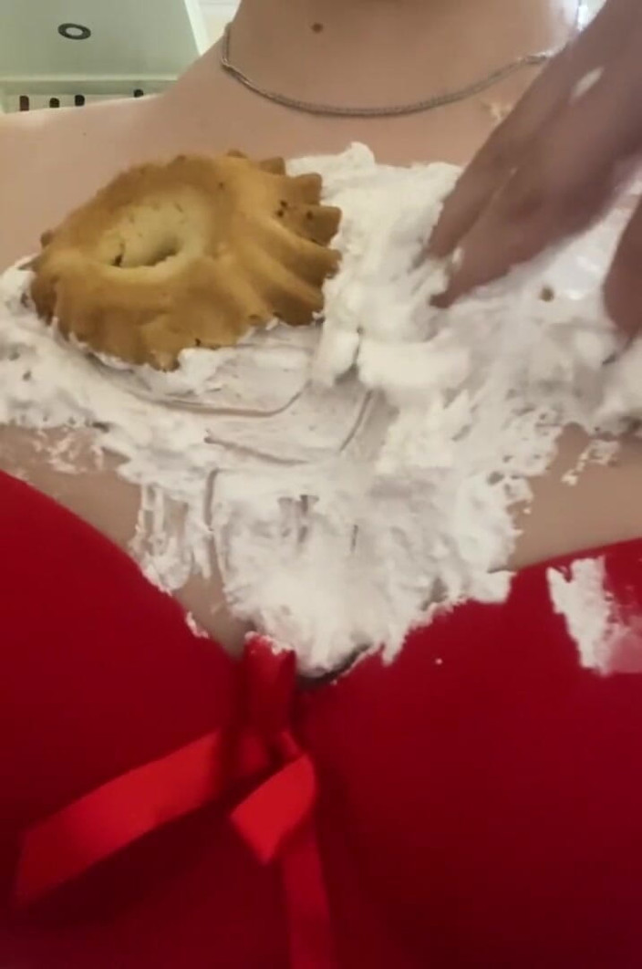 Monnycka: Joli gâteau sur les seins