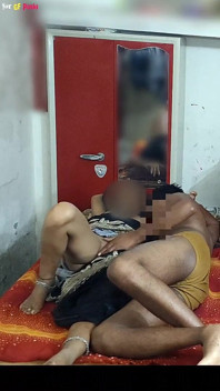 Desi místní vesnice Bhabhi poprvé XXX s velkým černým ptákem