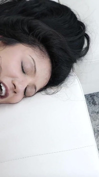 Viva Athena yang berambut gelap miang dikongkek keras