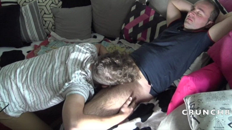 HOT BAREBACK BOYS C HANNEL: Sürtük arkadaşı tarafından büyük yarakla dölleniyor