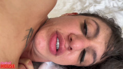 CuckoldHouse: Pengantin wanita dengan itil besar ini suka ngentot sama pria...