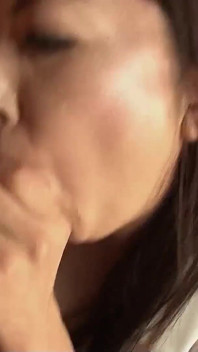 Japan-milf mit extrem dicken titten gibt freien handjob bis zum abspritzen