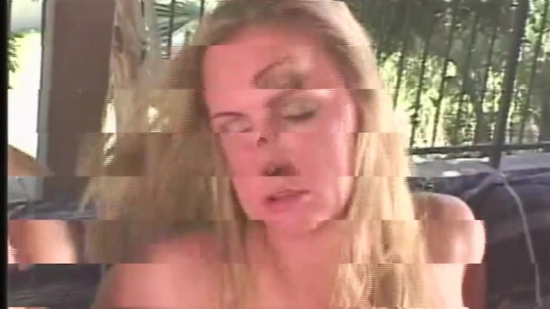 MILFFreaksX: 뜨거운 금발 여자가 얼굴에 스쿼트 맞았다