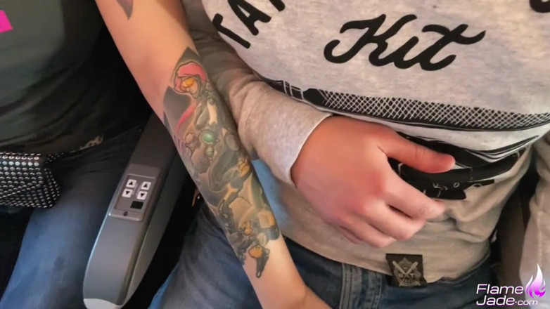 Flame Jade: Une étudiante suce profondément son amant à grosse bite dans un avion...
