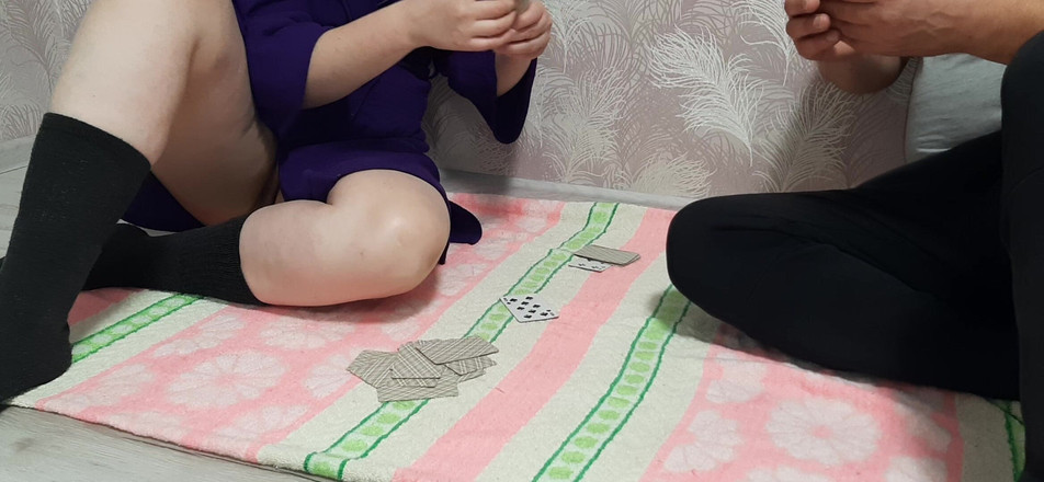 Vik_All: 카드 놀이를 하던 의붓여친이 실수로 보지를 보여줬다.