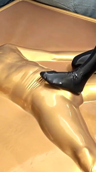 Des amants en latex se font dans de l’or