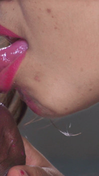 Nahaufnahme: Komm in den mund der stiefschwester, während sie mir den besten nassen blowjob mit bestem creampie gibt.