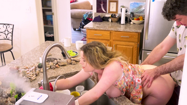 Erin Electra: Vrij gebruik milf stiefmoeder geneukt in de keuken tijdens het...