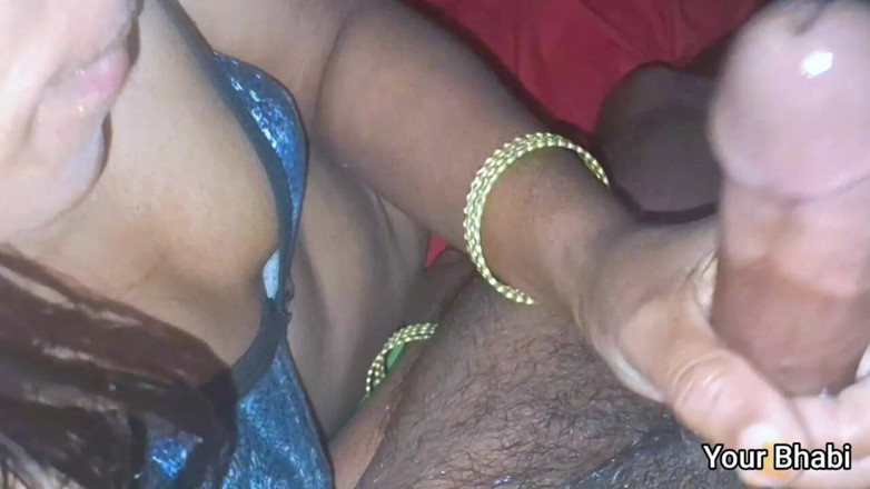 Bhabi: Villageoise, une desi indienne mariée se fait baiser pour la...